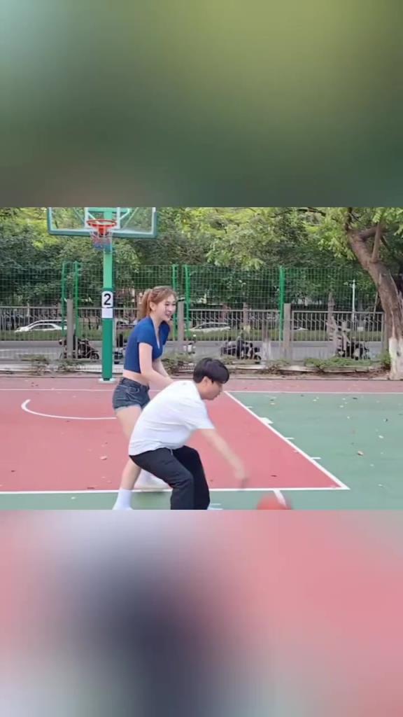 集夢(mèng)會(huì)長(zhǎng)背打一米8的女生，這是真打球啊！