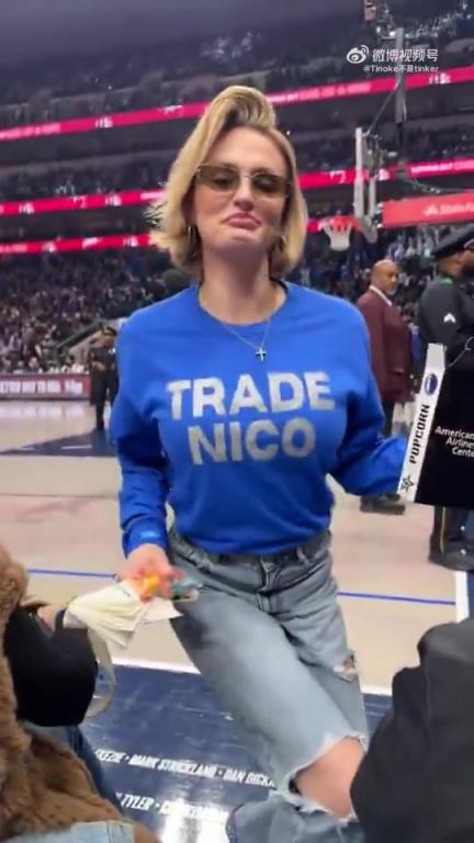 主場不準球迷打印“解雇Nico”標語，女球迷就出此下策