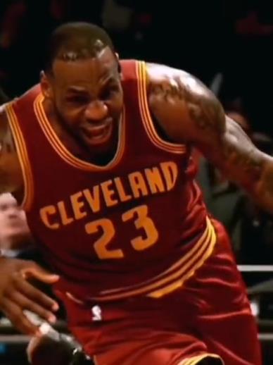 老詹這恐怖的大體格，完美詮釋什么叫“人型坦克”！