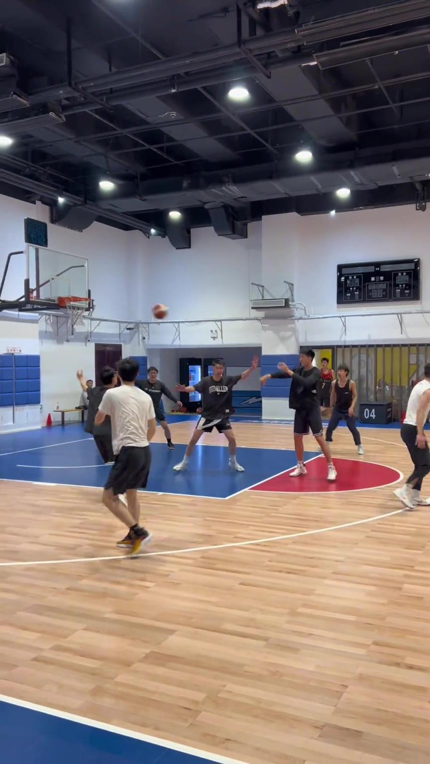 對手回家后：老婆，我今天在野球場匹配到巔峰馬刺隊了！