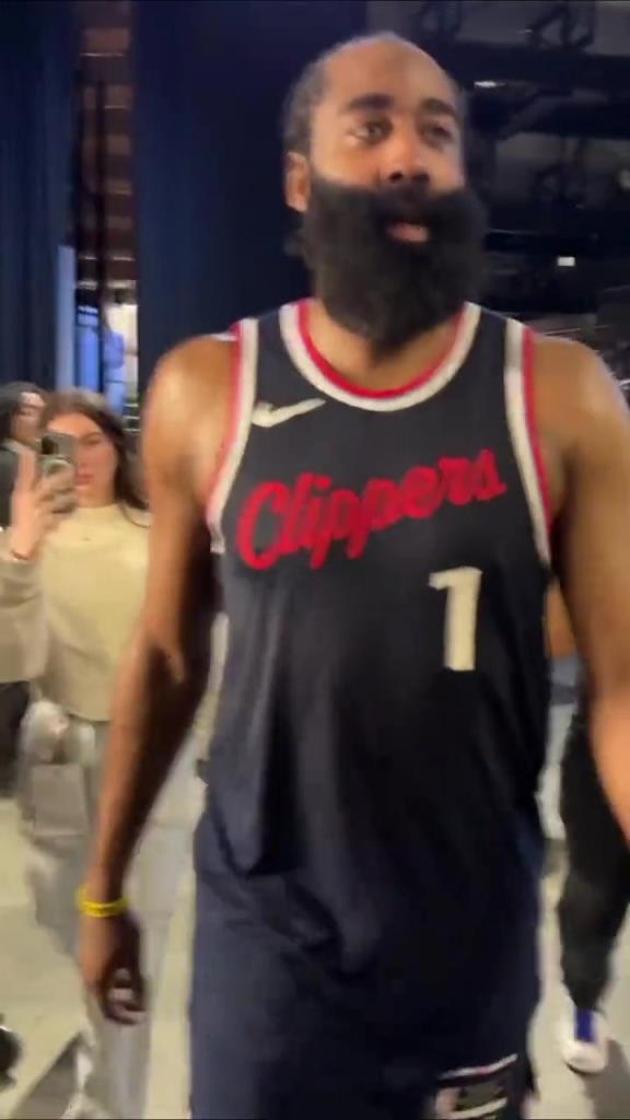 贏了！哈登賽后走回更衣室在球員通道和工作人員一一擊掌慶祝