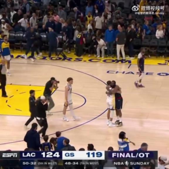 09雙雄傾盡全力！哈登和庫里賽后第一時間擁抱在一起