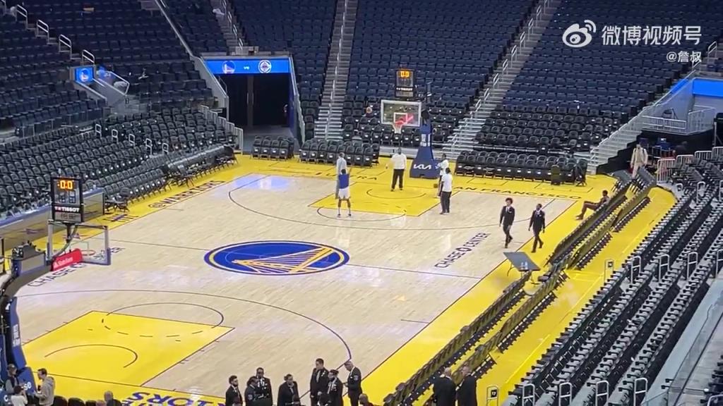 今天沒有得到出場機會！庫明加賽后還留在場地練習投籃