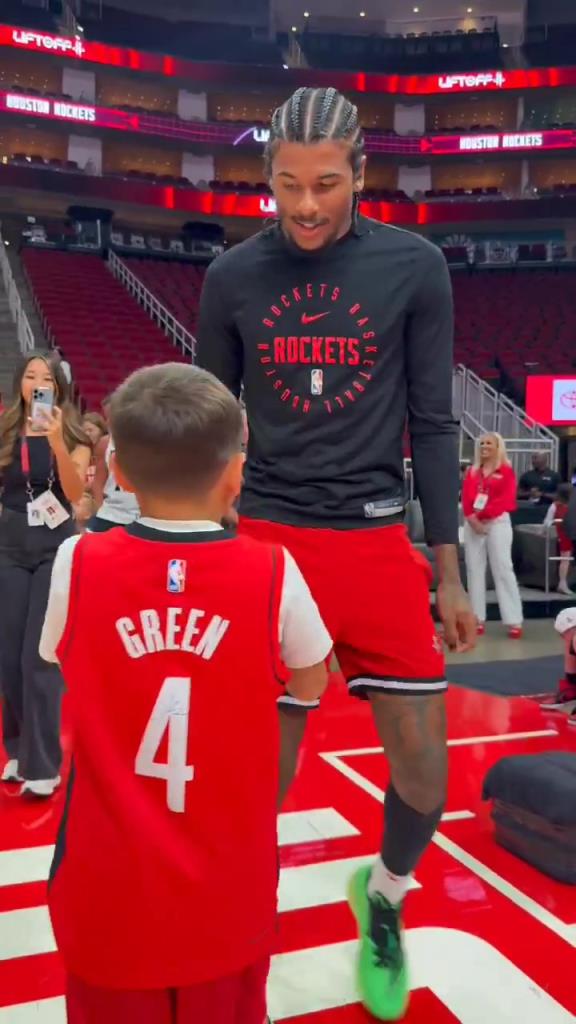 暖心偶像！小球迷賽前得到杰倫格林親簽球鞋球衣