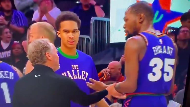 下課導(dǎo)火索？主帥布登此前抓住KD手臂要說什么，被一把甩開！