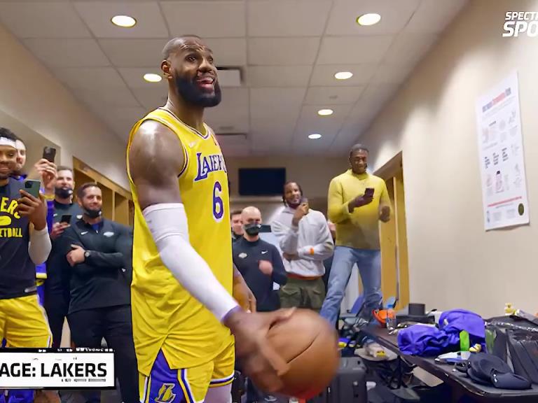 里弗斯絕殺之后湖人隊(duì)的更衣室氛圍，簡(jiǎn)直不要太和諧?。? style=