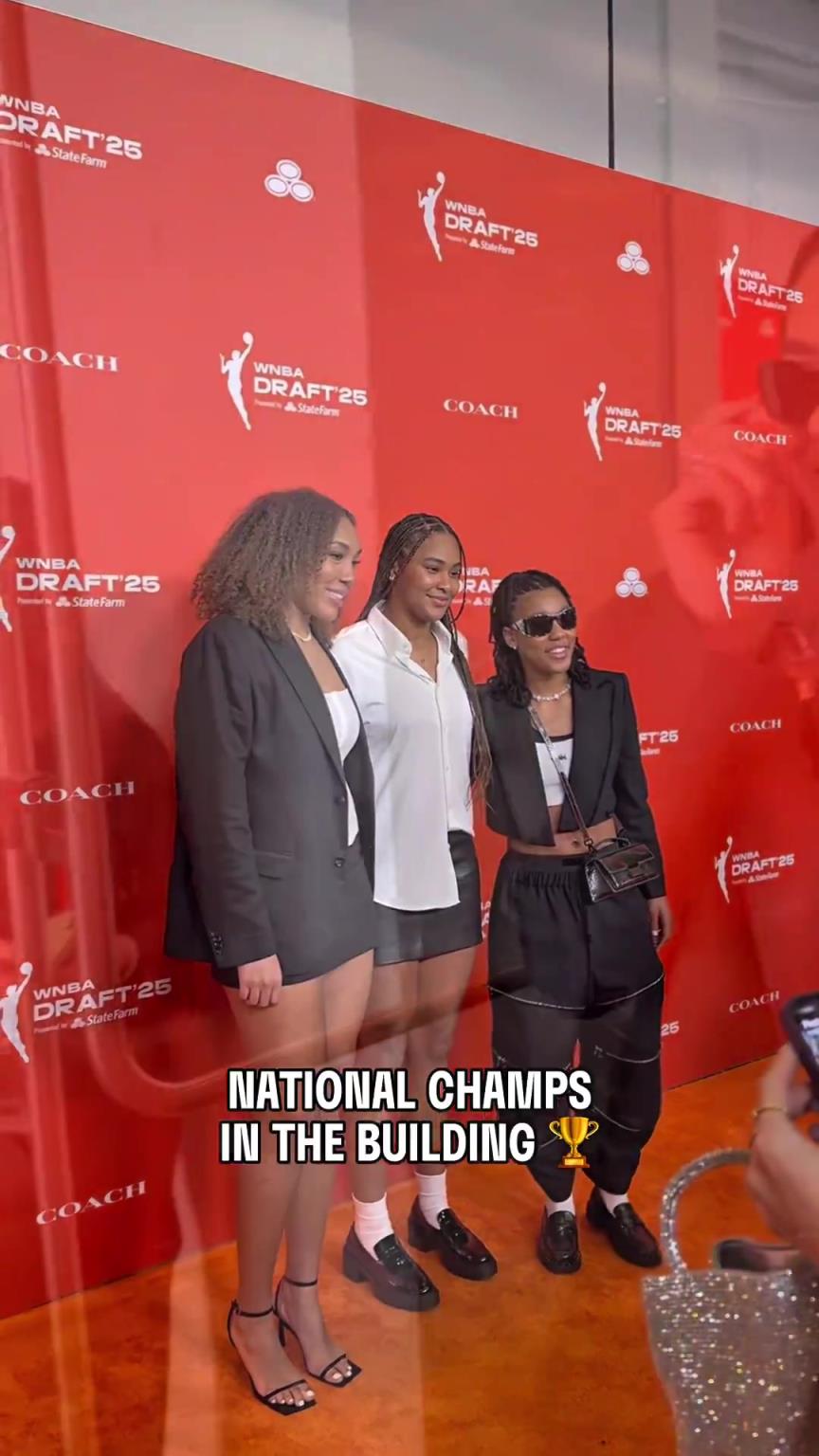 吧友們有喜歡的嗎？WNBA選秀大會(huì)上，到處都有靚麗的風(fēng)景線