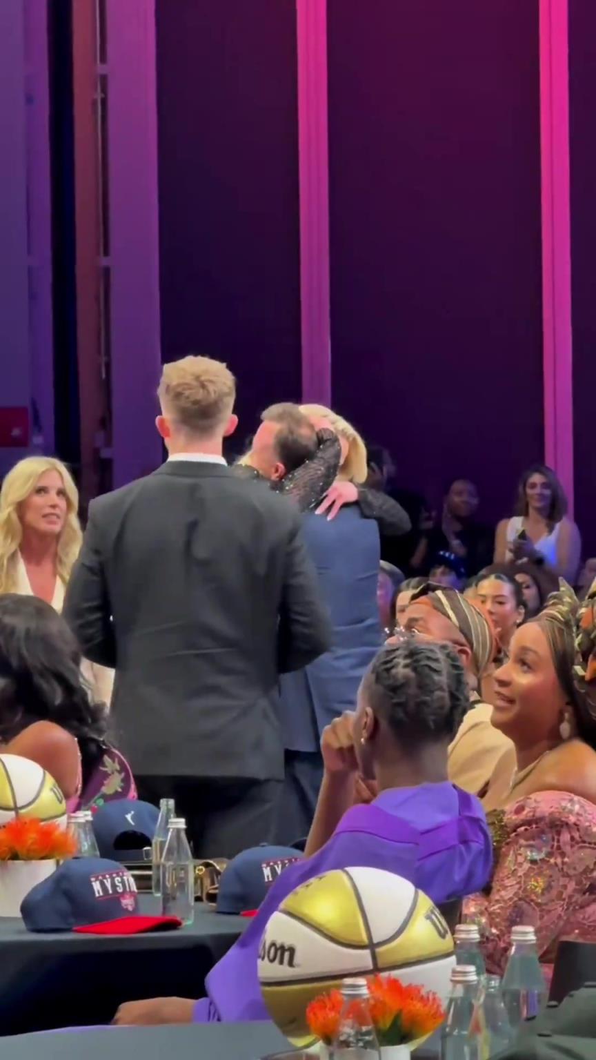 吧友們想看的正臉來了！薩格斯的女友海莉被選中后感覺快哭了