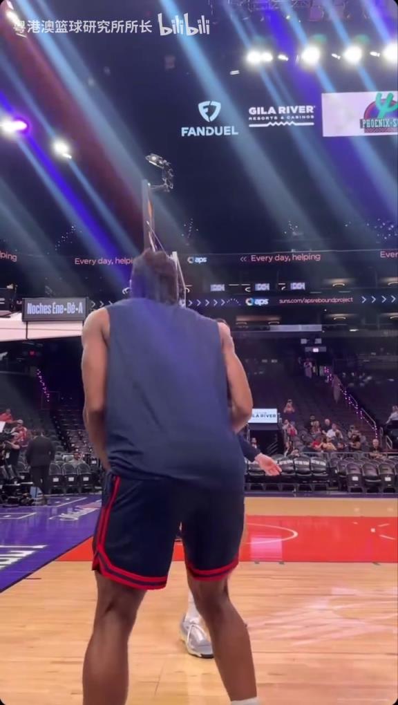 機器人級別的靜態(tài)身體！近距離看小卡的賽前熱身！