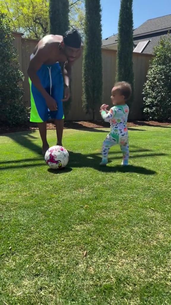 足球要從娃娃抓起！SGA帶娃踢足球，小孩摔倒時鼓掌“嘲笑”！